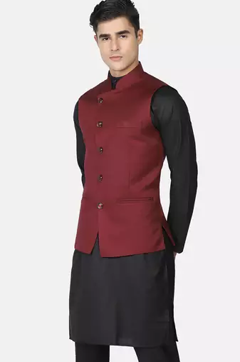 Mens solid black kurta pyjama set with maroon jacket