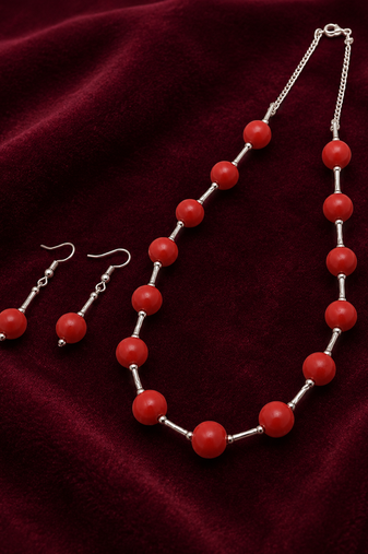 Red beaded necklace and earring jewellery set, silver-tone chain, drop earrings