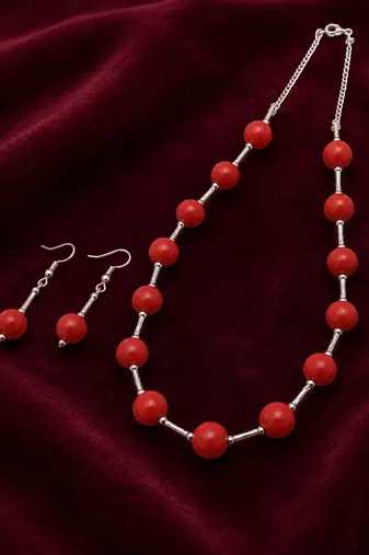 Red beaded necklace and earring jewellery set, silver-tone chain, drop earrings