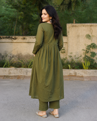 Olive green v-neck gathered kurta with pants 2