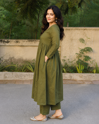 Olive green v-neck gathered kurta with pants 3