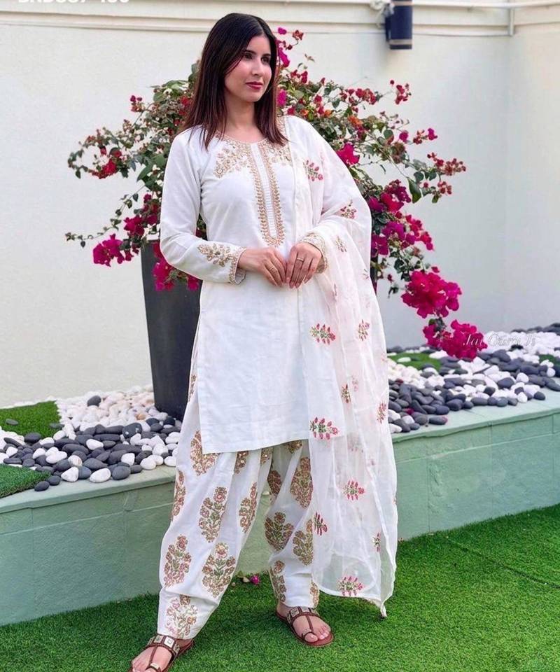 White silk blend embroidered kurta-sets
