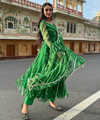 green georgette kurta set with printed pattern 1