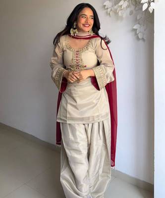 ivory organza kurta set with embroidered thread work 5