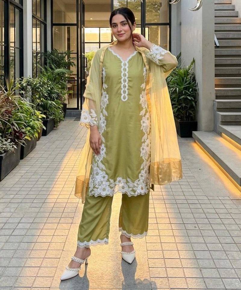 Green silk blend embroidered kurta-sets
