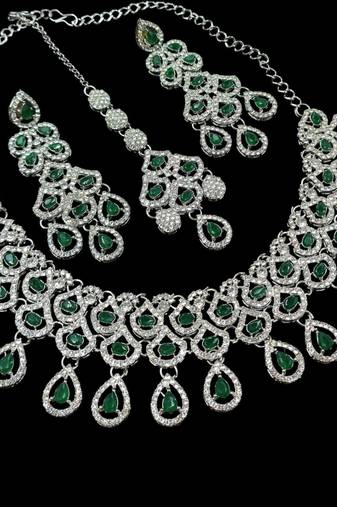 Green rhodium-plated agate stone necklace set with earrings & maang tikka