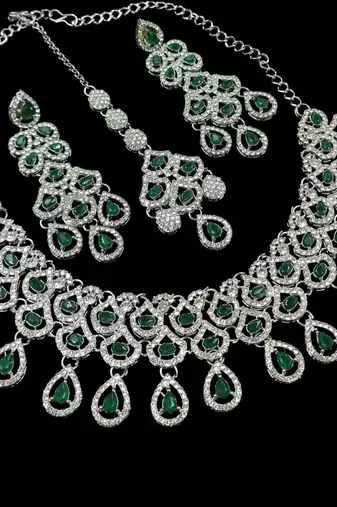 Green rhodium-plated agate stone necklace set with earrings & maang tikka