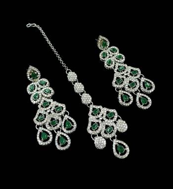 Green rhodium-plated agate stone necklace set with earrings & maang tikka 3