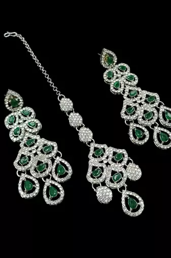 Green rhodium-plated agate stone necklace set with earrings & maang tikka