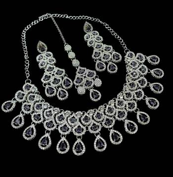 Purple rhodium-plated agate stone necklace set with earrings & maang tikka 1