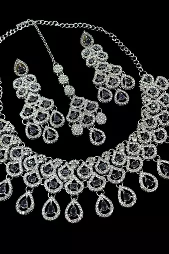 Purple rhodium-plated agate stone necklace set with earrings & maang tikka
