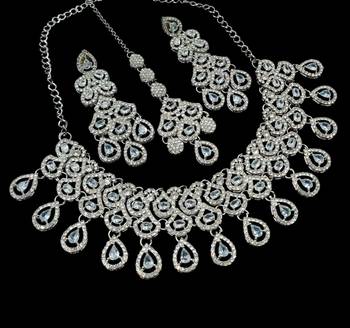 White rhodium-plated agate stone necklace set with earrings & maang tikka 1