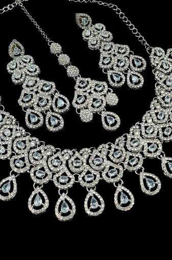 White rhodium-plated agate stone necklace set with earrings & maang tikka