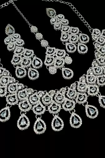 White rhodium-plated agate stone necklace set with earrings & maang tikka