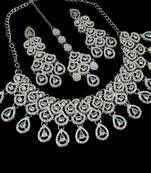 White rhodium-plated agate stone necklace set with earrings & maang tikka