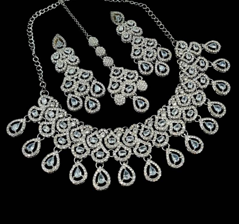 White rhodium-plated agate stone necklace set with earrings & maang tikka