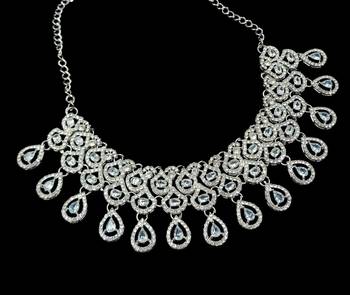 White rhodium-plated agate stone necklace set with earrings & maang tikka 2