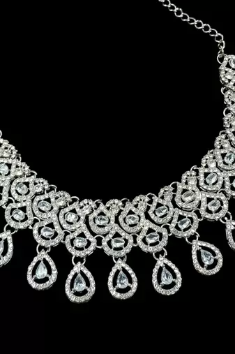 White rhodium-plated agate stone necklace set with earrings & maang tikka