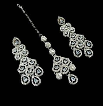 White rhodium-plated agate stone necklace set with earrings & maang tikka 3
