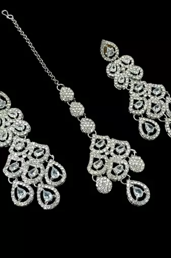 White rhodium-plated agate stone necklace set with earrings & maang tikka