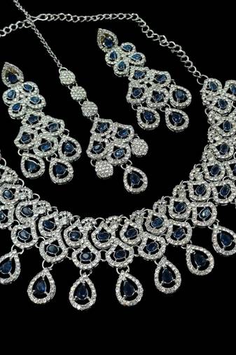 Blue rhodium-plated agate stone necklace set with earrings & maang tikka