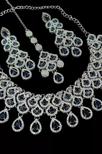 Blue rhodium-plated agate stone necklace set with earrings & maang tikka