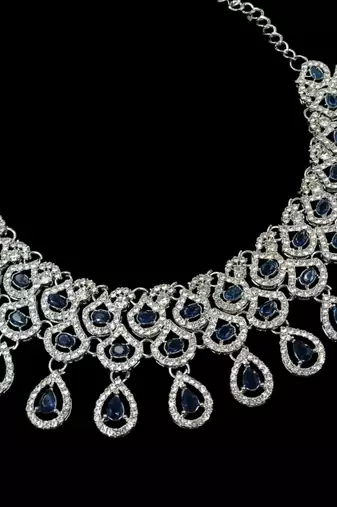 Blue rhodium-plated agate stone necklace set with earrings & maang tikka