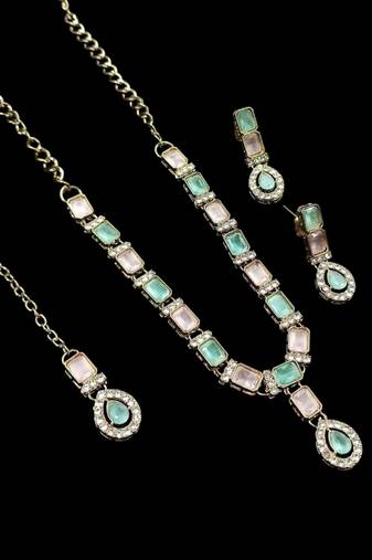 Pink & pista color necklace set with earrings and maang tikka – agate stone, antique gold plating