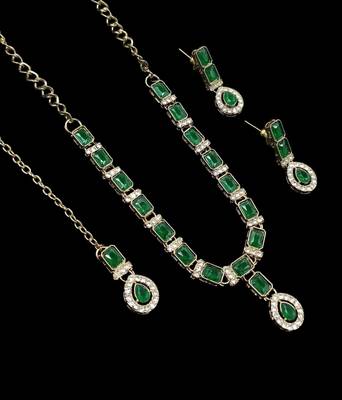 Green color necklace set with earrings and maang tikka     agate stone, antique gold plating 2