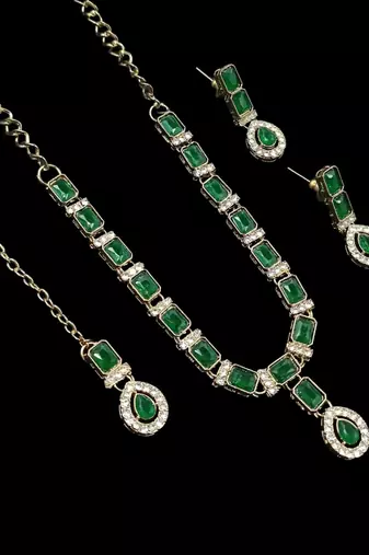 Green color necklace set with earrings and maang tikka – agate stone, antique gold plating