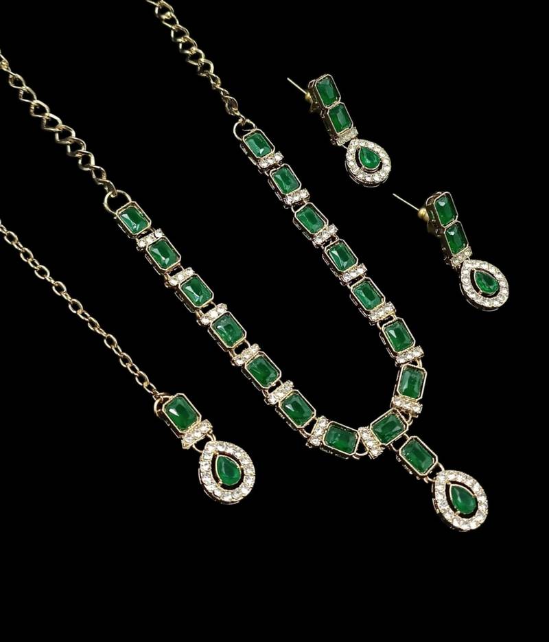 Green color necklace set with earrings and maang tikka – agate stone, antique gold plating