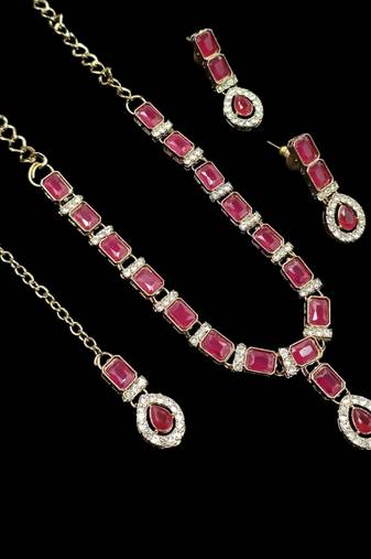 Maroon color necklace set with earrings and maang tikka – agate stone, antique gold plating