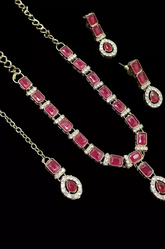 Maroon color necklace set with earrings and maang tikka – agate stone, antique gold plating