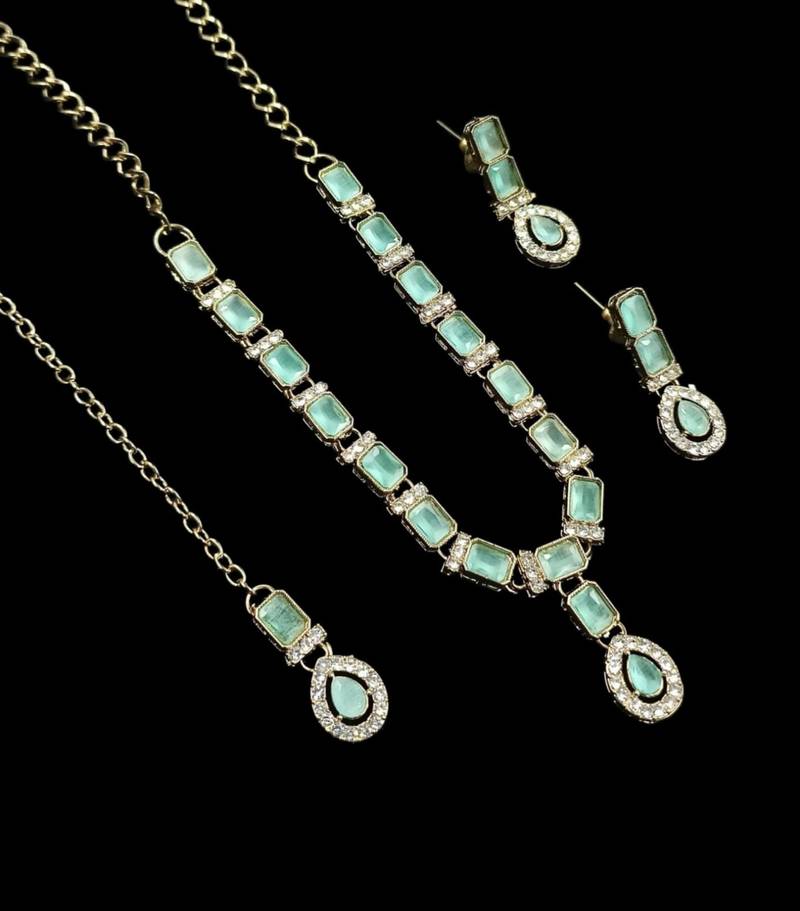 Pista color necklace set with earrings and maang tikka – agate stone, antique gold plating