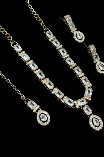 White color necklace set with earrings and maang tikka – agate stone, antique gold plating