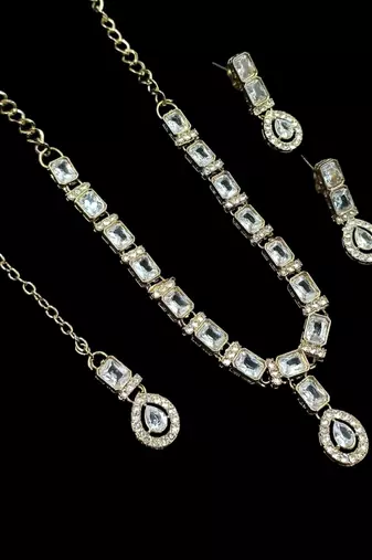 White color necklace set with earrings and maang tikka – agate stone, antique gold plating