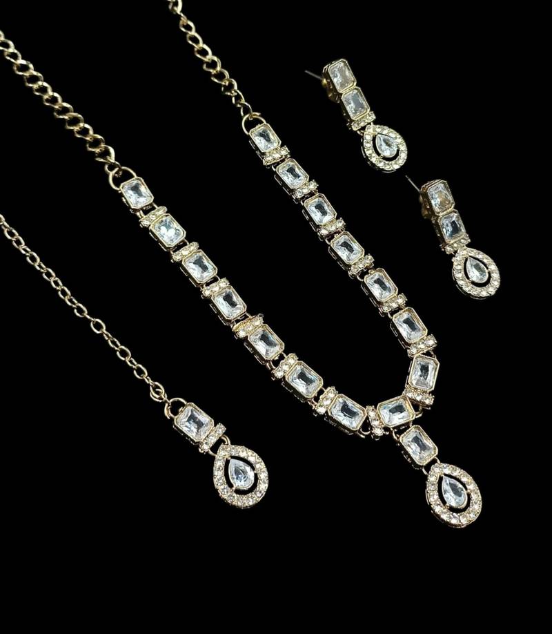 White color necklace set with earrings and maang tikka – agate stone, antique gold plating
