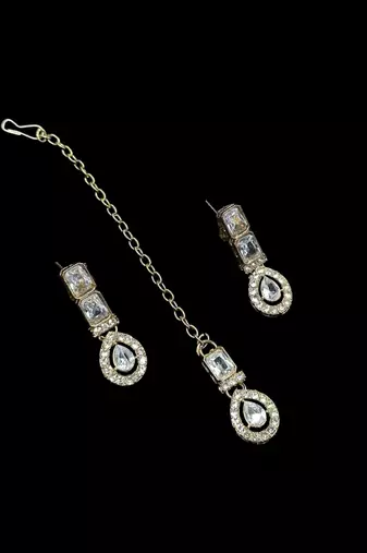 White color necklace set with earrings and maang tikka     agate stone, antique gold plating
