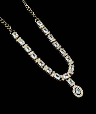 White color necklace set with earrings and maang tikka     agate stone, antique gold plating 3