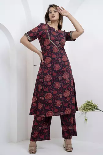 Women dark navy blue cotton round slight v neck with  border deatiling at front label and sleeves🧣 kurta set