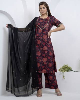 Women dark navy blue cotton round slight v neck with border deatiling at front label and sleeves   kurta set 3