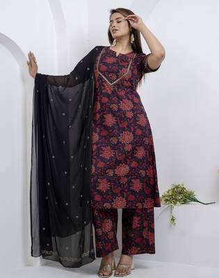 Women dark navy blue cotton round slight v neck with border deatiling at front label and sleeves   kurta set 4