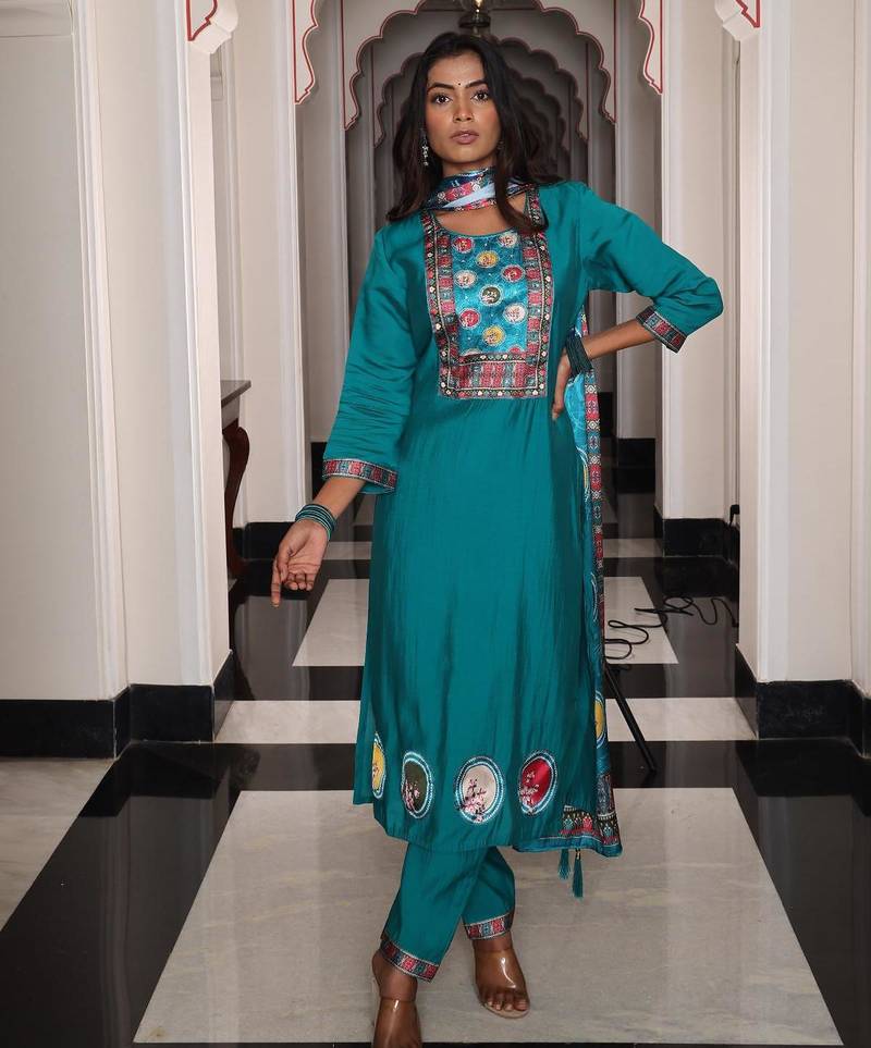 Women's viscose shimmer solid embroidered straight kurta with pant set