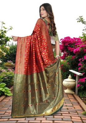 Red & Green Banarasi Cotton Silk Saree With Woven Zari Design and Rich Pallu 4