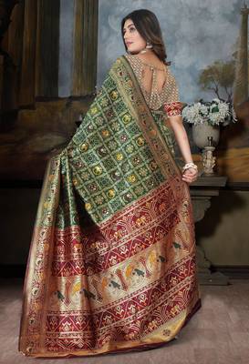 Green Banarasi Cotton Silk Saree with maroon Woven Pallu and Traditional Zari Design 4