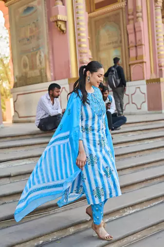 blue and white floral-printed yoke with vertical pintuck detailing kurta trouser dupatta set