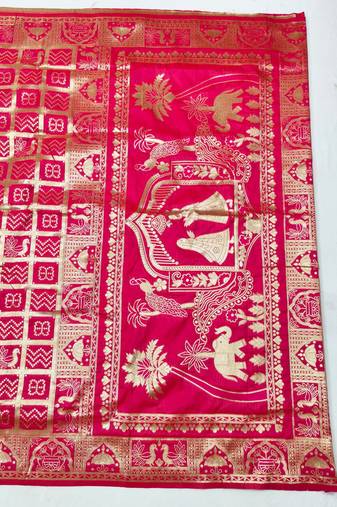 Rani zari woven patola silk blend traditional saree with blouse piece