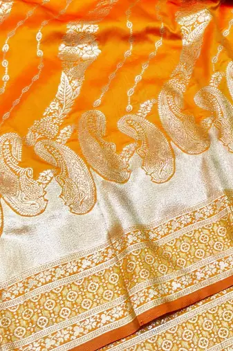 Gold zari woven silk blend traditional saree with blouse piece