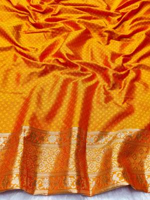 Gold zari woven silk blend traditional saree with blouse piece 4