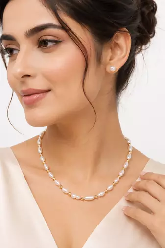 Freshwater pearl necklace and stud earrings jewellery set, white, gold beads, fresh water pearls maala